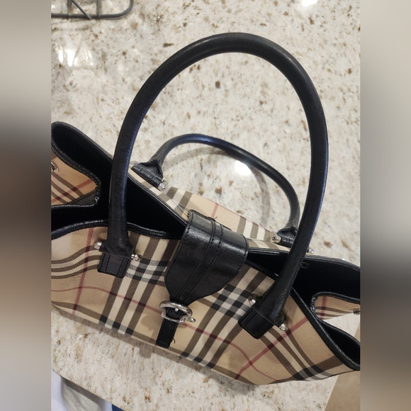 Burberry House Check Buckle Tote Bag - Picture 8 of 16